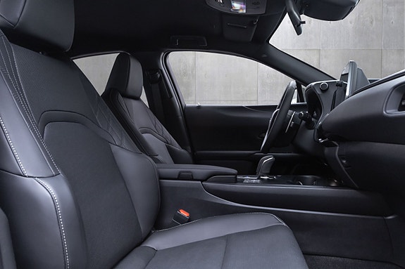 Lexus UX300e 28 of 30