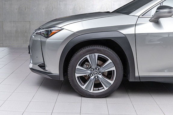 Lexus UX300e 2 of 30