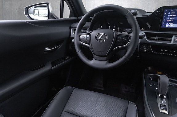 Lexus UX300e 26 of 30
