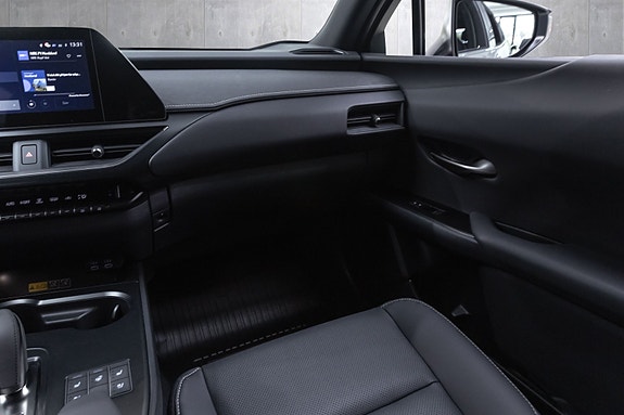 Lexus UX300e 27 of 30