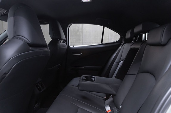 Lexus UX300e 24 of 30