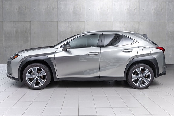 Lexus UX300e 3 of 30