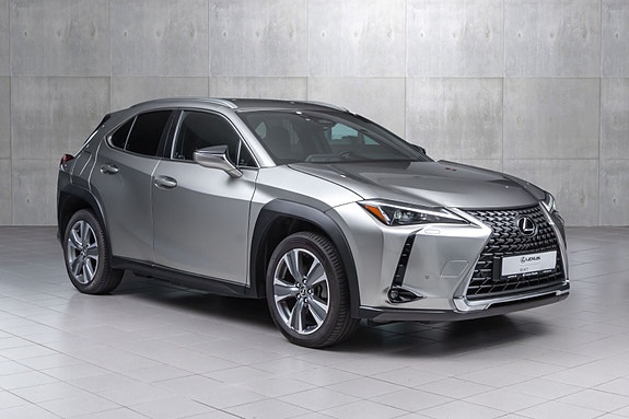 Lexus UX300e 8 of 30