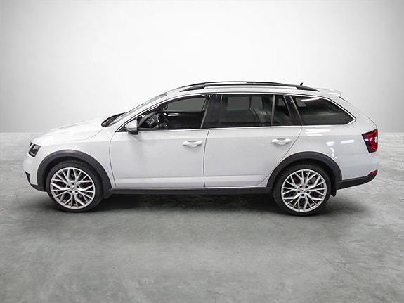Skoda Octavia Scout 2 of 26