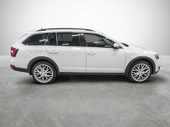 Skoda Octavia Scout 6 of 26