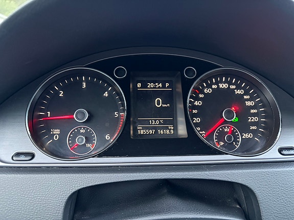 Volkswagen Passat 12 of 17