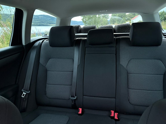 Volkswagen Passat 14 of 17