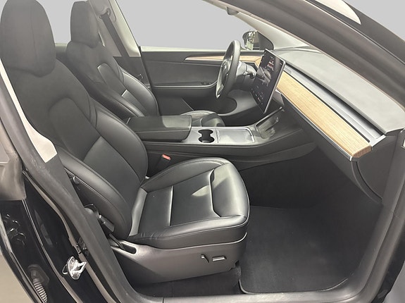 Tesla Model Y 19 of 23