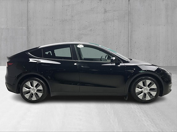 Tesla Model Y 3 of 23