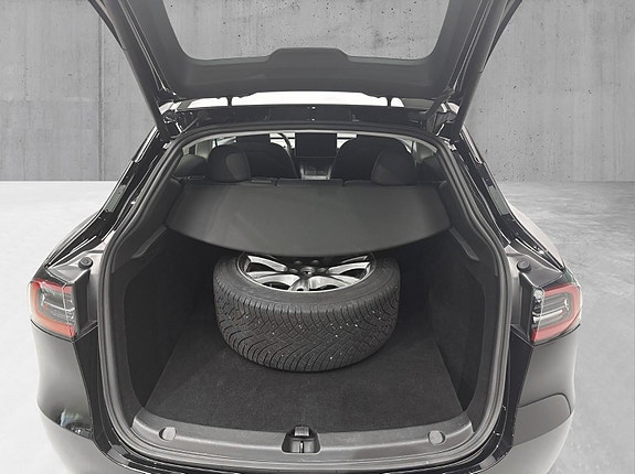 Tesla Model Y 16 of 23
