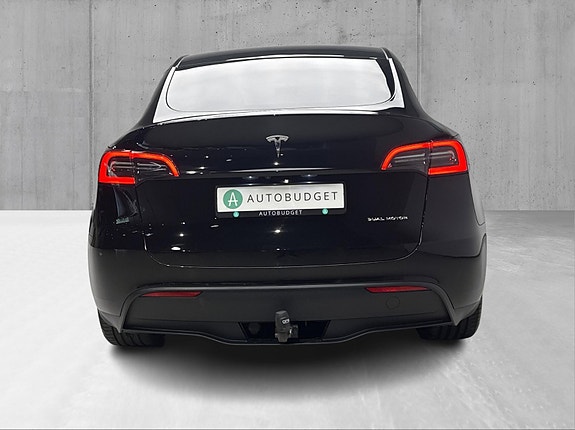 Tesla Model Y 7 of 23