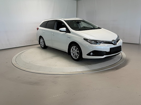 Toyota Auris 2 of 30