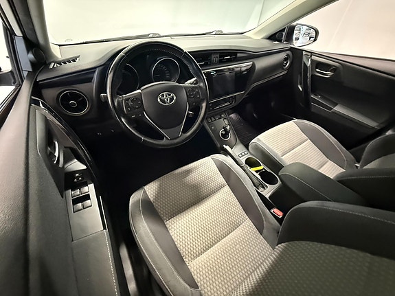 Toyota Auris 6 of 30