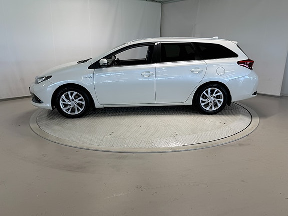 Toyota Auris 10 of 30