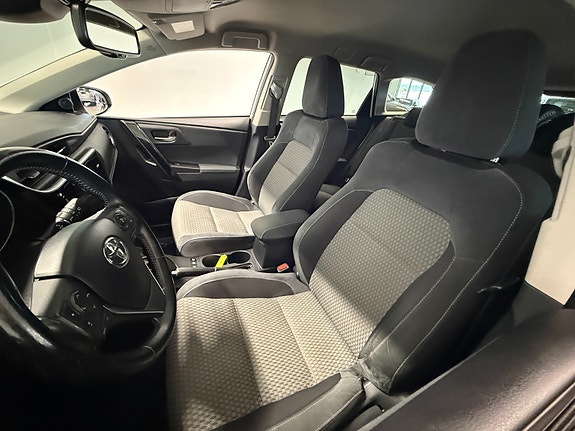 Toyota Auris 7 of 30