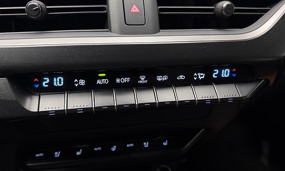 Lexus UX300e 25 of 30