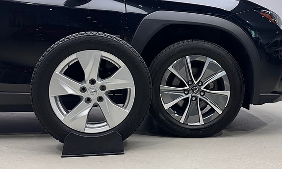 Lexus UX300e 4 of 30