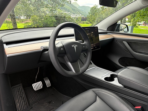 Tesla Model Y 8 of 20