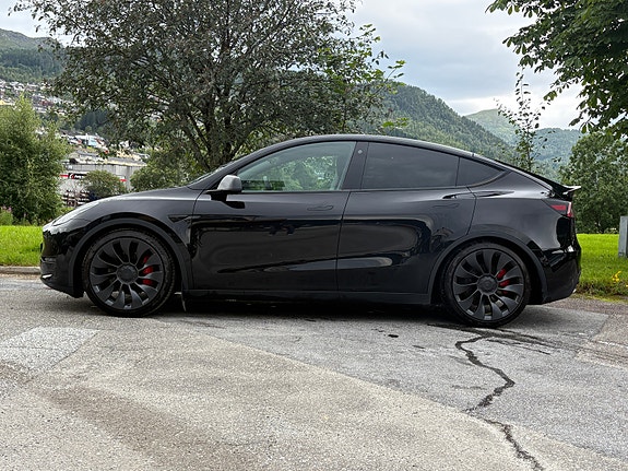 Tesla Model Y 4 of 20
