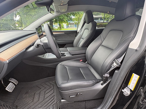 Tesla Model Y 9 of 20