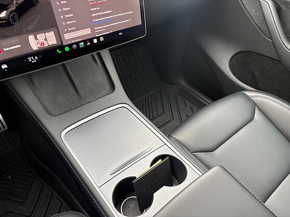 Tesla Model Y 16 of 20