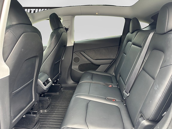Tesla Model Y 16 of 20