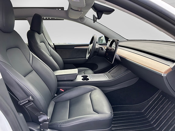 Tesla Model Y 15 of 20