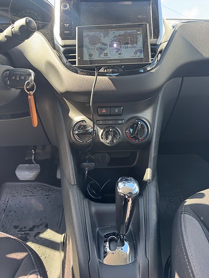 Peugeot 208 11 of 14