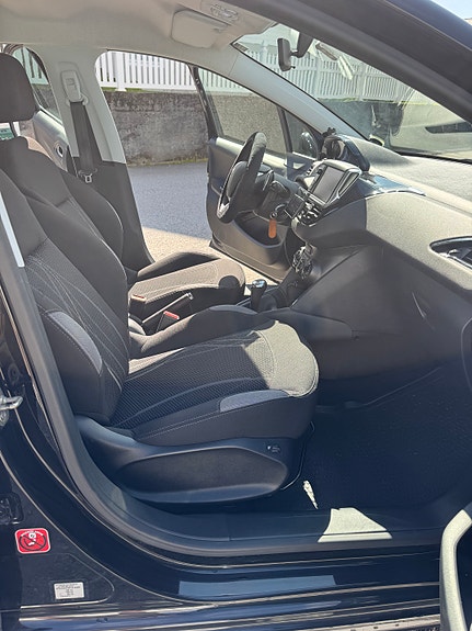 Peugeot 208 12 of 14