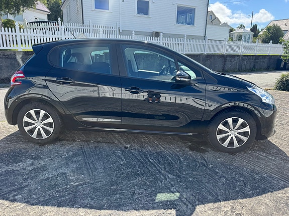 Peugeot 208 2 of 14