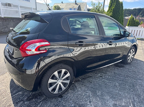 Peugeot 208 3 of 14