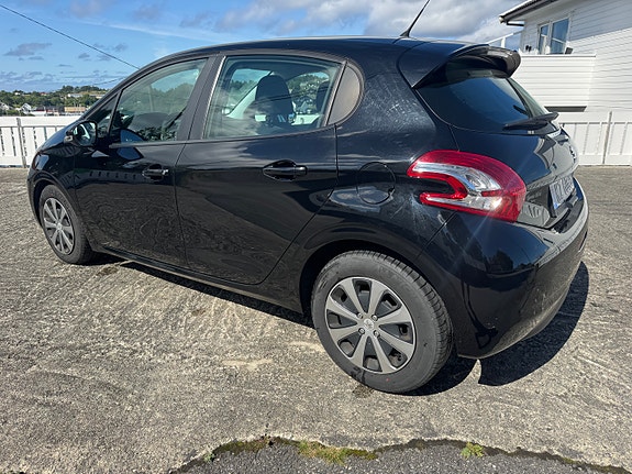Peugeot 208 5 of 14
