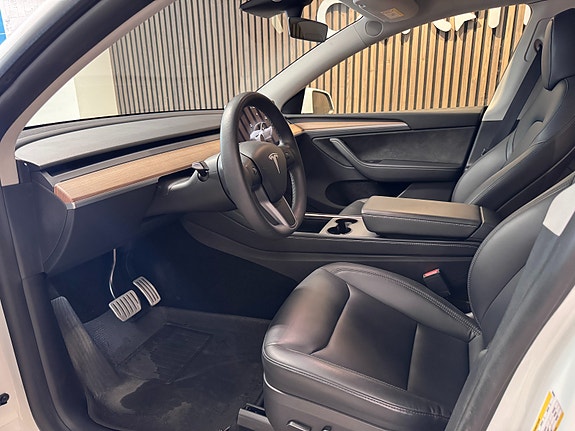 Tesla Model Y 5 of 19