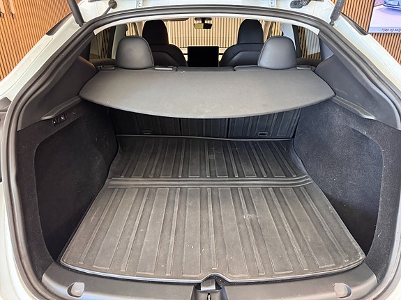 Tesla Model Y 18 of 19
