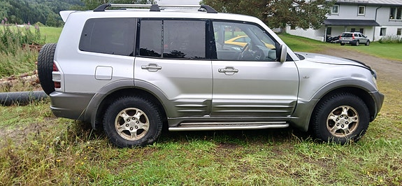 Mitsubishi Pajero 3 of 16