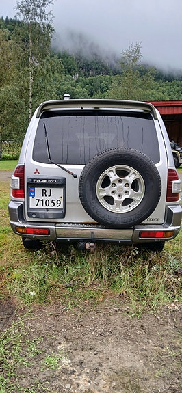 Mitsubishi Pajero 4 of 16