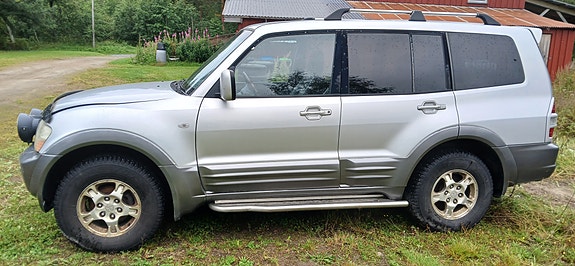 Mitsubishi Pajero 2 of 16