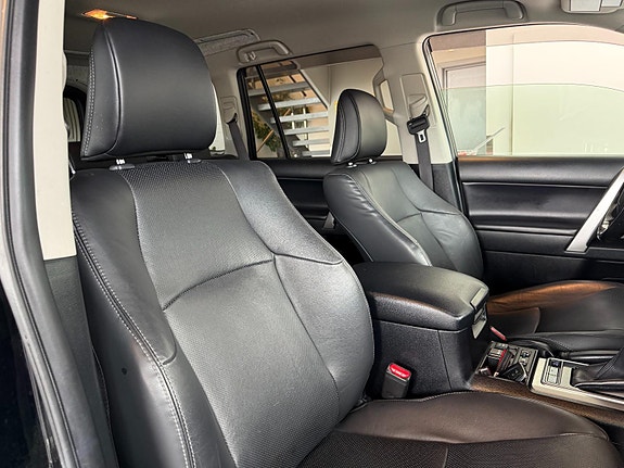 Toyota Land Cruiser 11 of 17