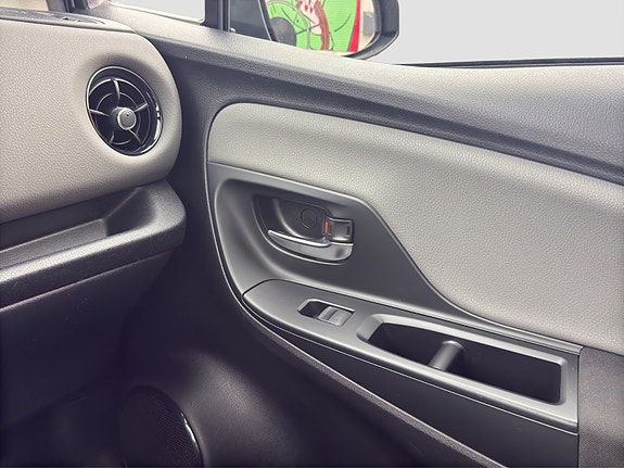 Toyota Yaris 23 of 26
