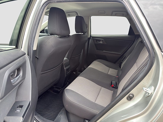 Toyota Auris 24 of 24