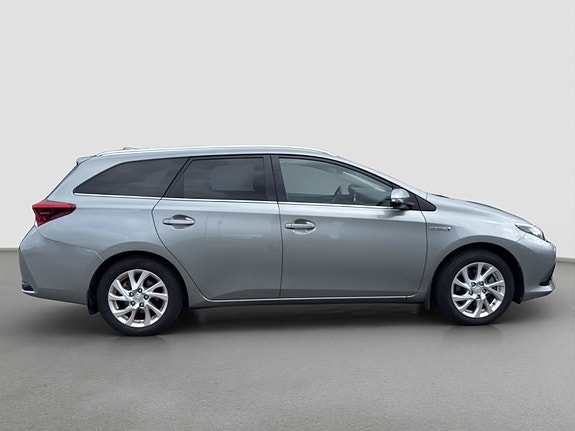 Toyota Auris 7 of 24