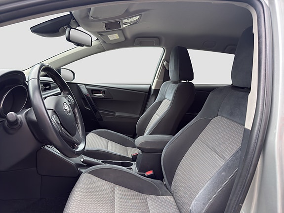 Toyota Auris 11 of 24