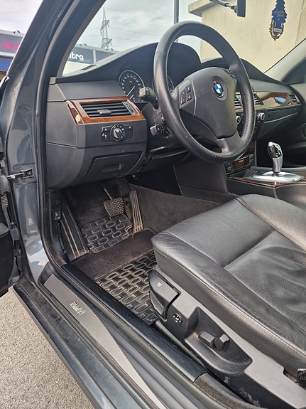 BMW 523i 10 of 27