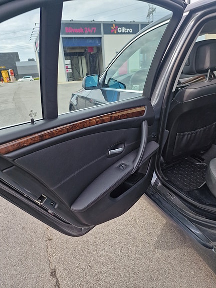 BMW 523i 18 of 27