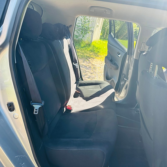 Nissan Leaf 14 of 17