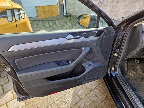 Volkswagen Passat 10 of 26