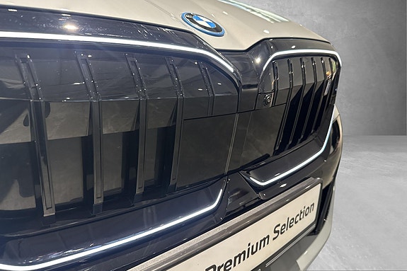 BMW i5 24 of 30
