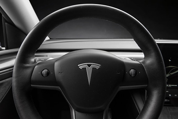 Tesla Model Y 17 of 30