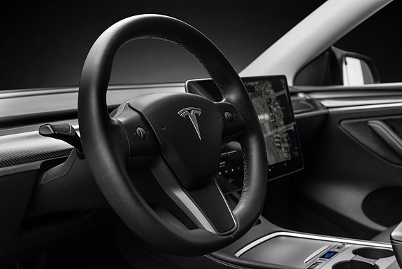Tesla Model Y 15 of 30