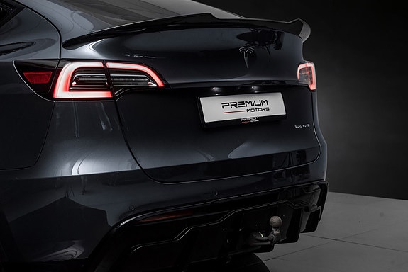 Tesla Model Y 9 of 30